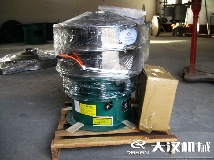 三氯蔗糖粉超聲波振動篩采用不銹鋼+碳鋼材質(zhì)的產(chǎn)品能夠更好的節(jié)省成本，同時(shí)能夠達(dá)到想要的篩分效果。