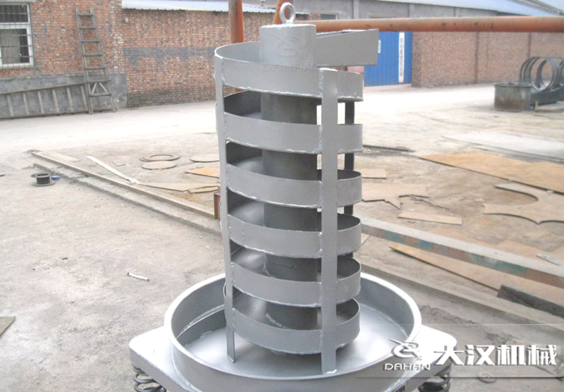 DZC垂直振動(dòng)提升機(jī)：由于該產(chǎn)品屬于一種向上式的輸送和擺放方式所以，對(duì)于空間大小的要求較小。