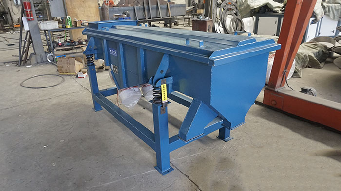 520型直線振動篩主要采用的還是304不銹鋼材質(zhì)，能夠?qū)崿F(xiàn)長久化衛(wèi)生化的物料的篩分。