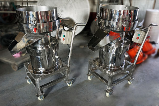 450型過濾篩機實拍：全不銹鋼小推車式過濾篩，便于篩機的移動，適合場地不確定的用戶。